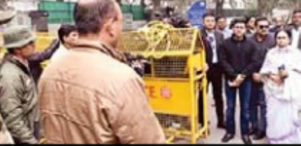 टीएमसी सदस्याें के साथ ममता बनर्जी चुनाव आयाेग से मिलीं